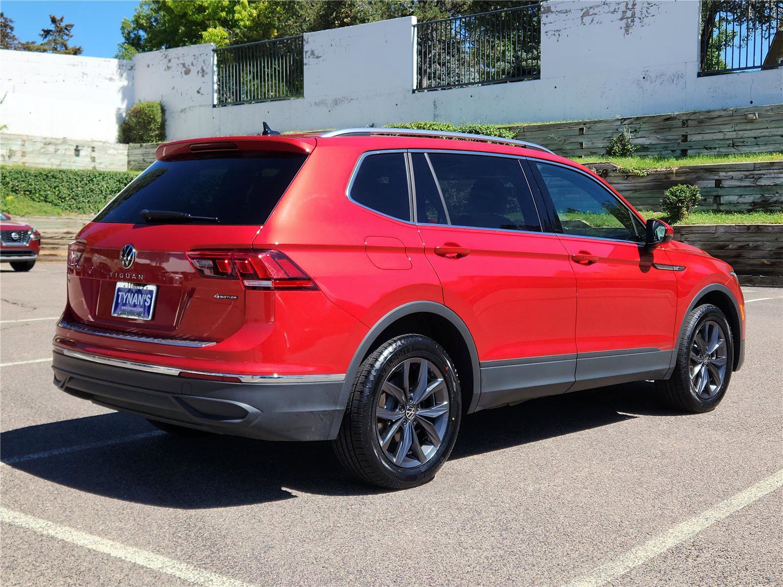 Used 2022 Volkswagen Tiguan SE image 3