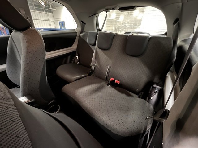 Used 2010 Toyota Yaris 2-Door Hatchback image 16