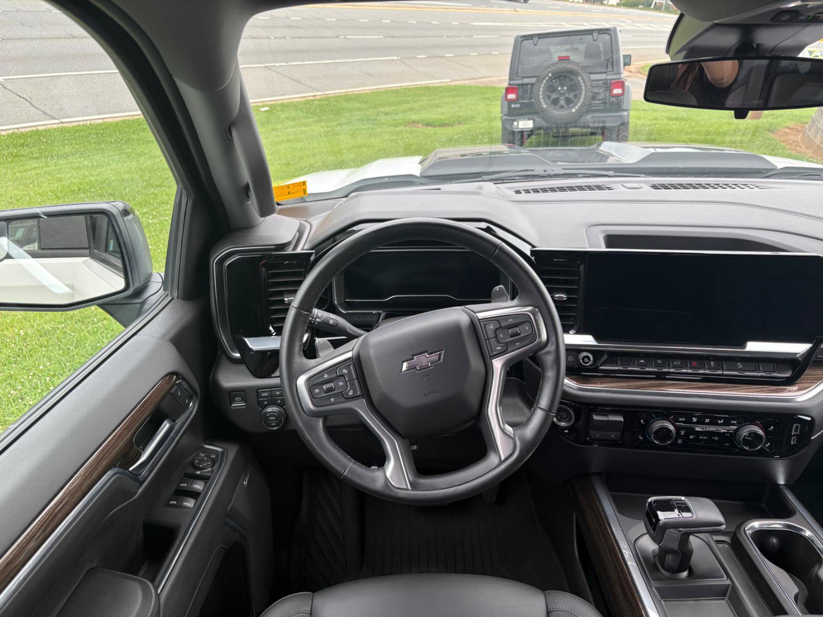 Used 2024 Chevrolet Silverado 1500 LT Trail Boss w/ Convenience Package II AWD/4WD image 23