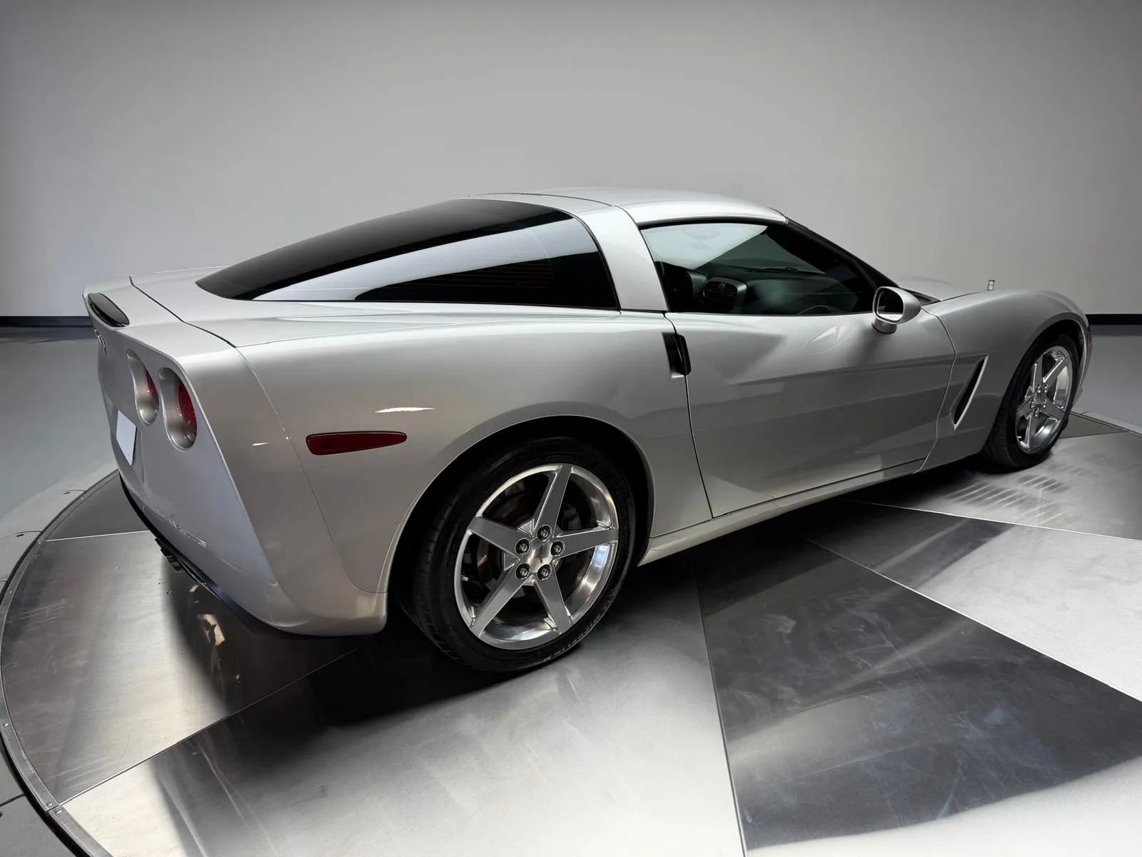 Used 2005 Chevrolet Corvette Coupe w/ Preferred Equipment Group RWD image 2