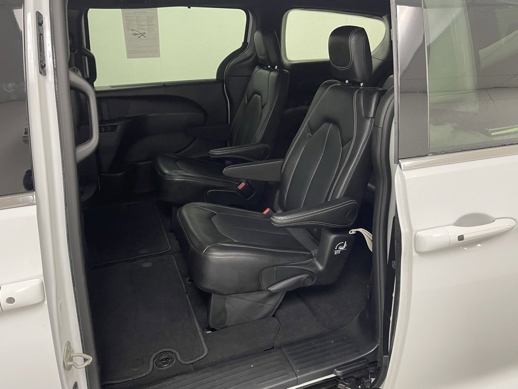 Used 2025 Chrysler Pacifica Select image 17