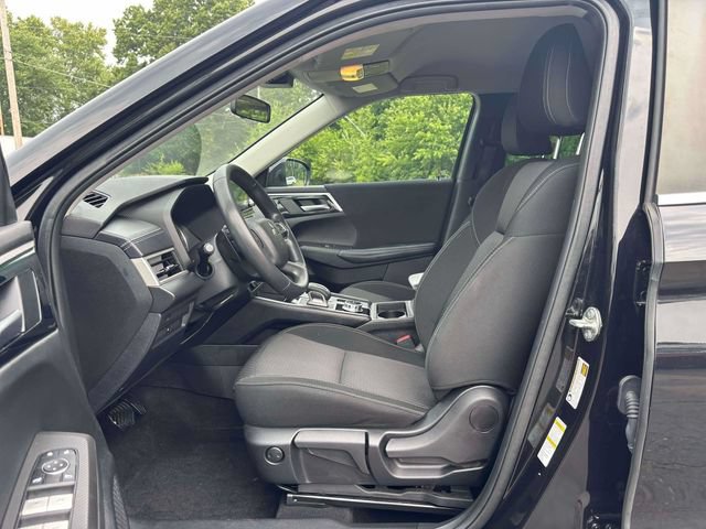Used 2023 Mitsubishi Outlander ES FWD image 3