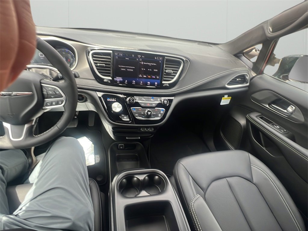 New 2025 Chrysler Pacifica Select image 21