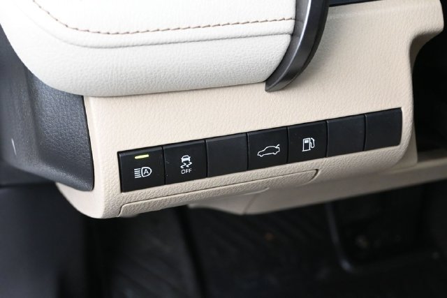 Used 2018 Toyota Camry XLE FWD image 14