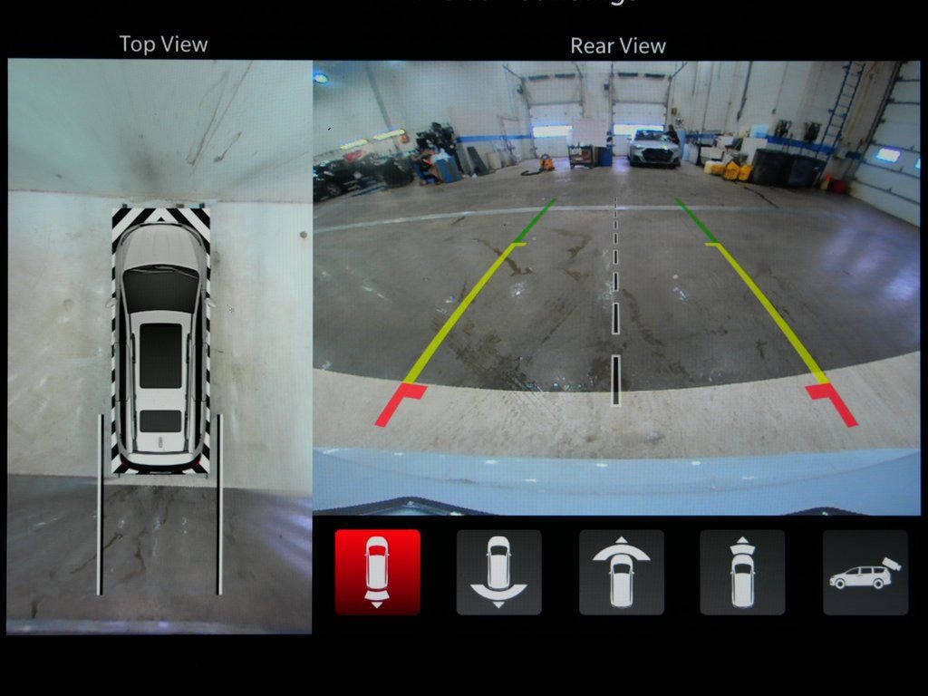 Used 2024 Chrysler Pacifica Select image 18