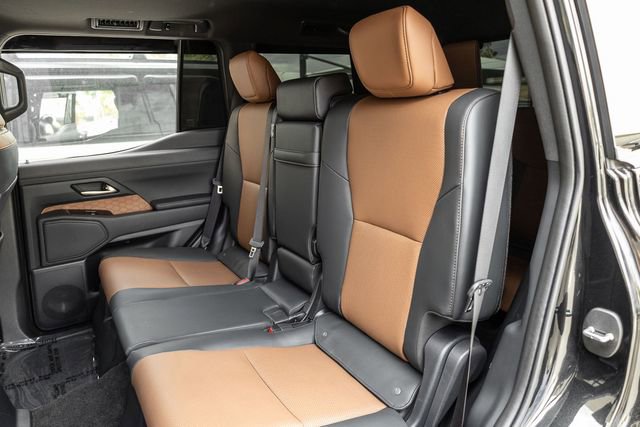 Used 2024 Lexus GX 550 w/ Accessory Package (2T) AWD/4WD image 12