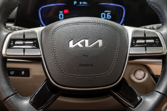 Used 2025 Kia Telluride EX w/ EX Captain's Chair Package FWD image 13