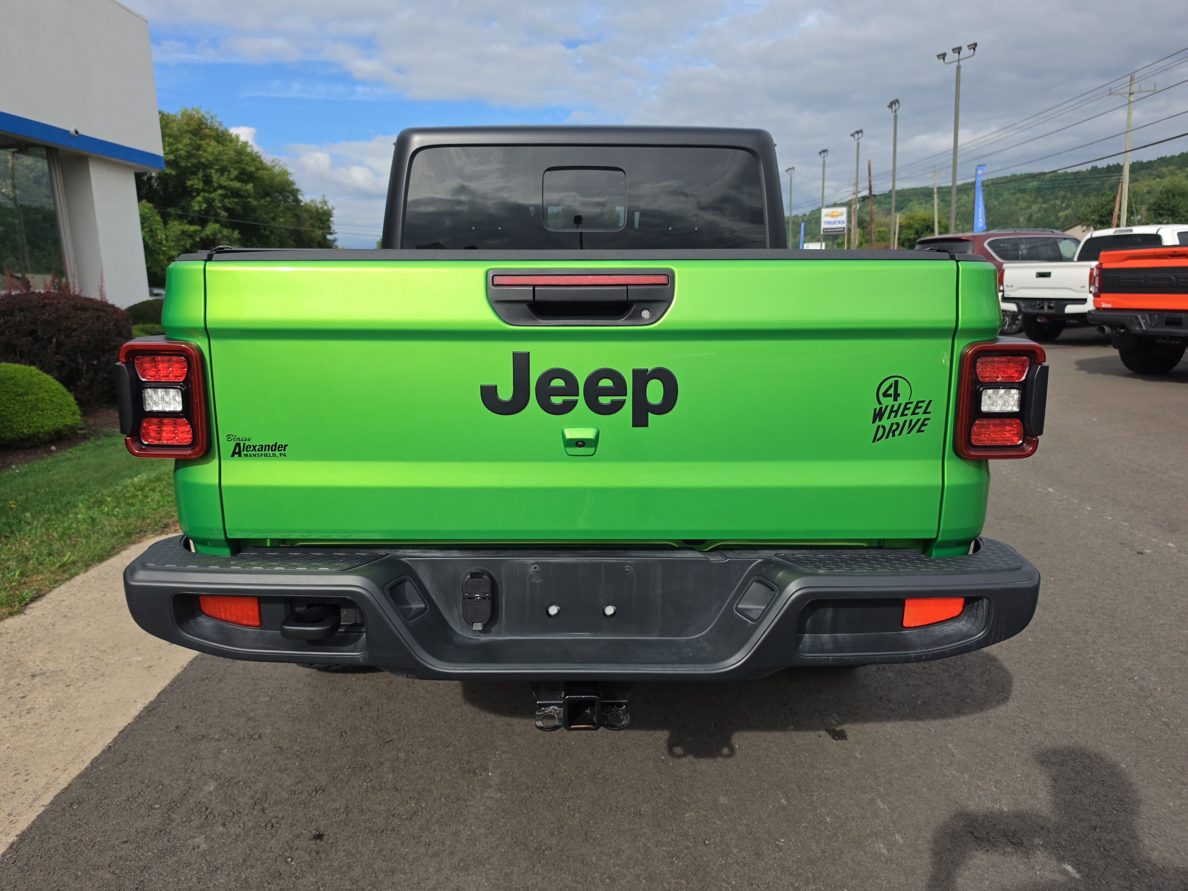 Used 2025 Jeep Gladiator Sport AWD/4WD image 4