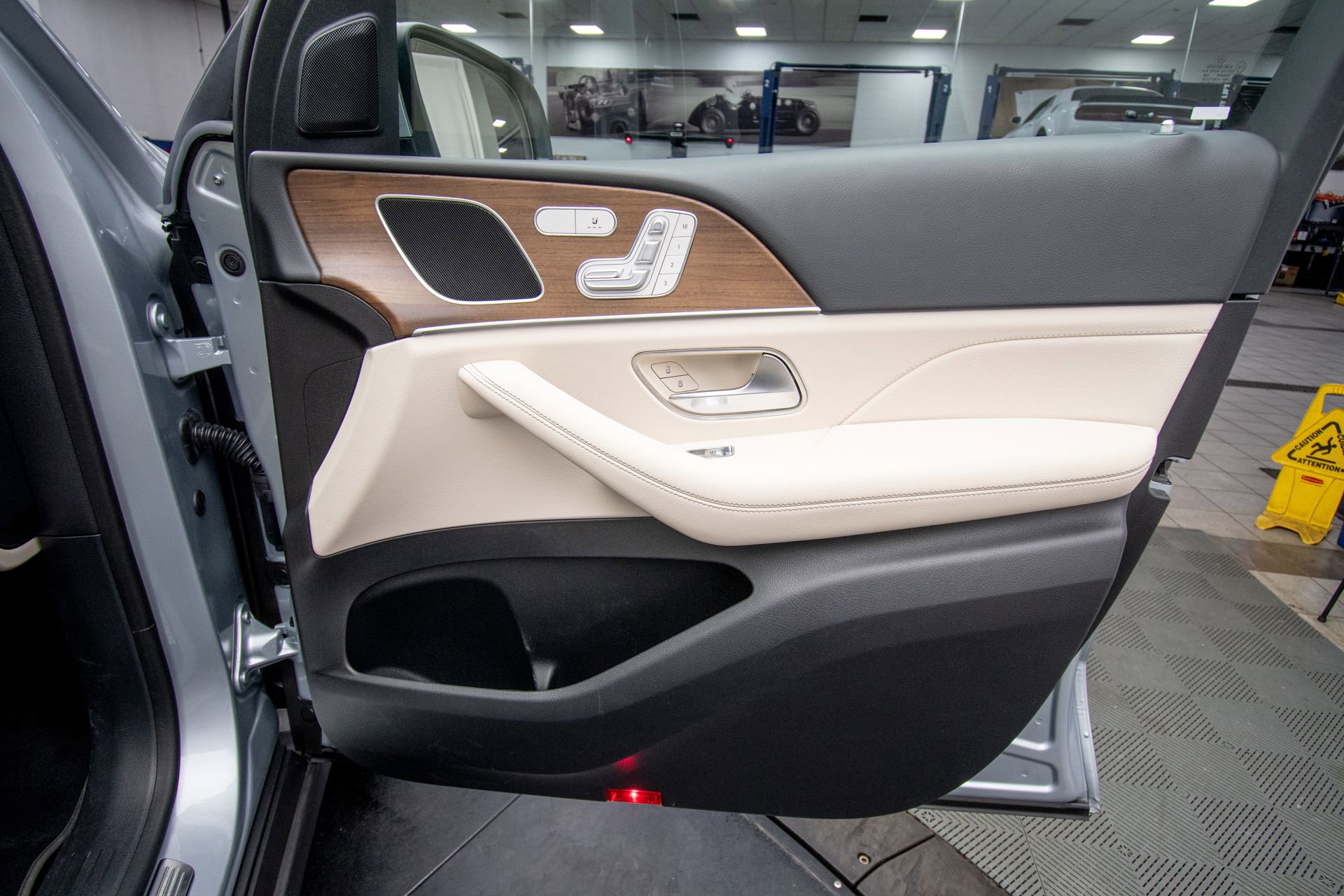 Used 2024 Mercedes-Benz GLE 350 4MATIC w/ Winter Package image 28