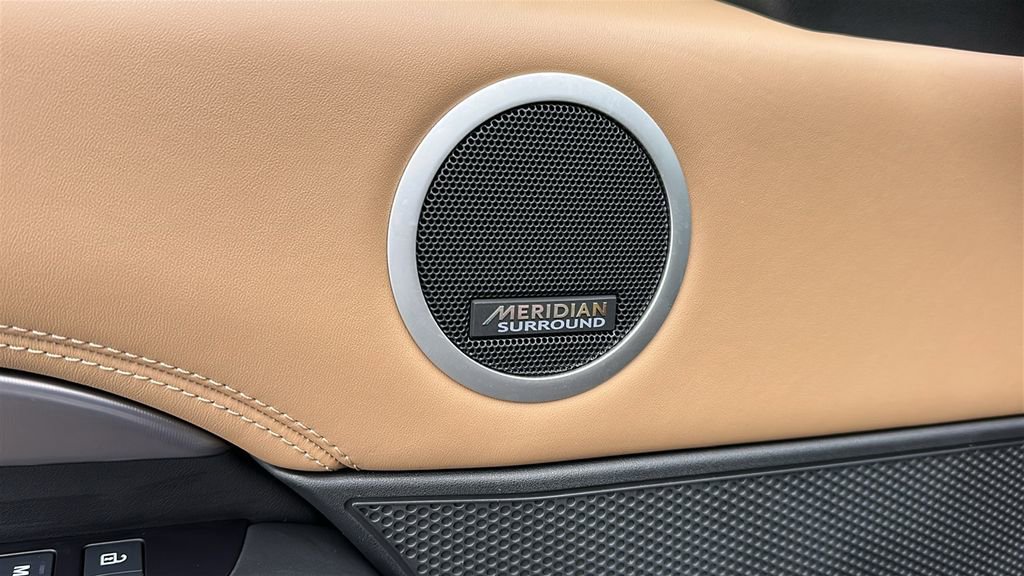 Certified 2025 Land Rover Discovery Metropolitan Edition image 9