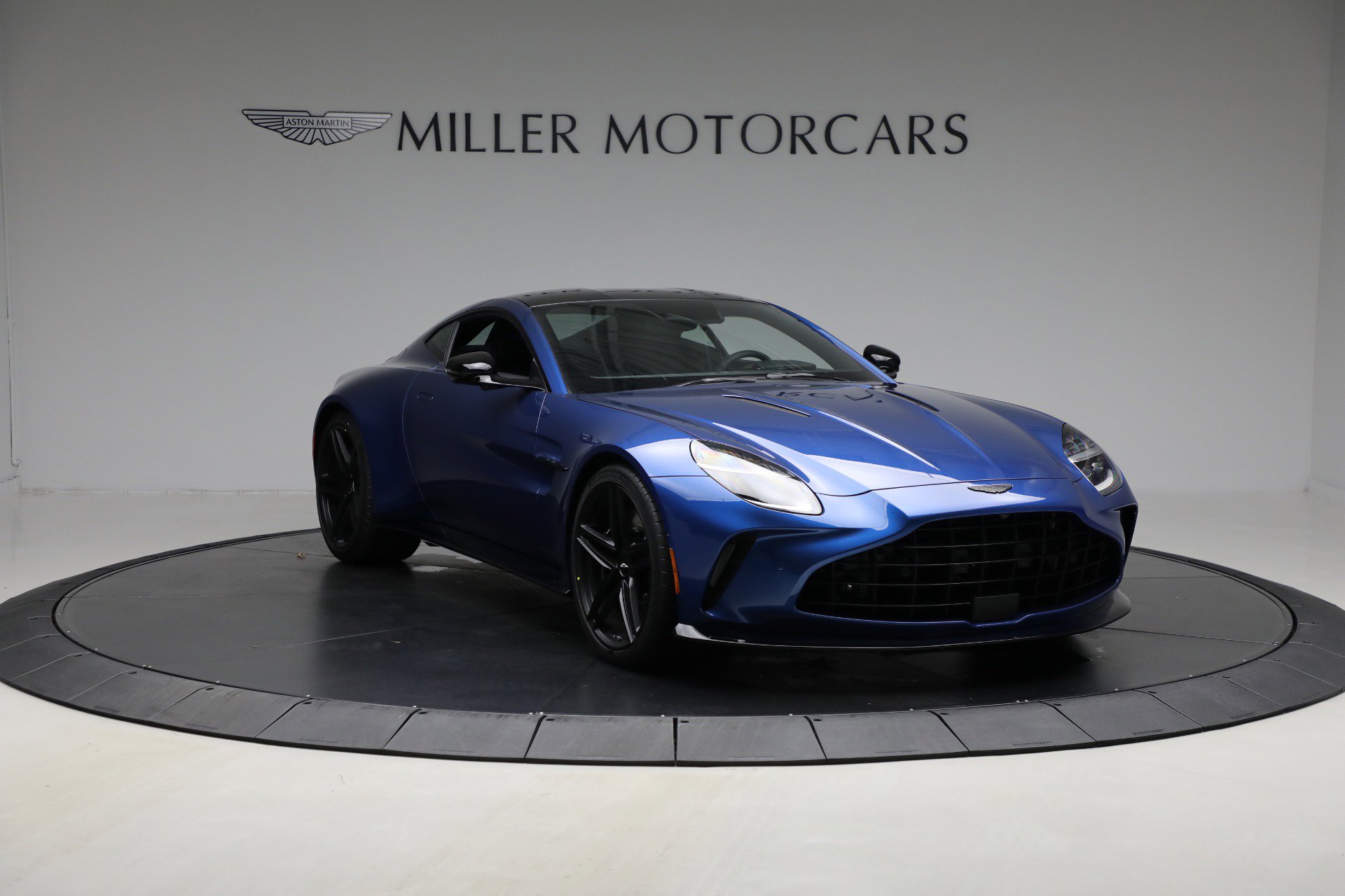 Used 2025 Aston Martin V8 Vantage Coupe image 11