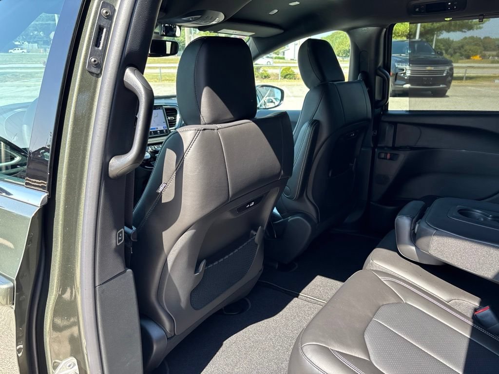 New 2027 Chrysler Pacifica Select FWD image 16