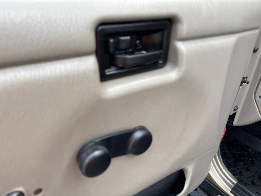 Used 2004 Jeep Wrangler Sahara w/ Dual Top Group AWD/4WD image 23