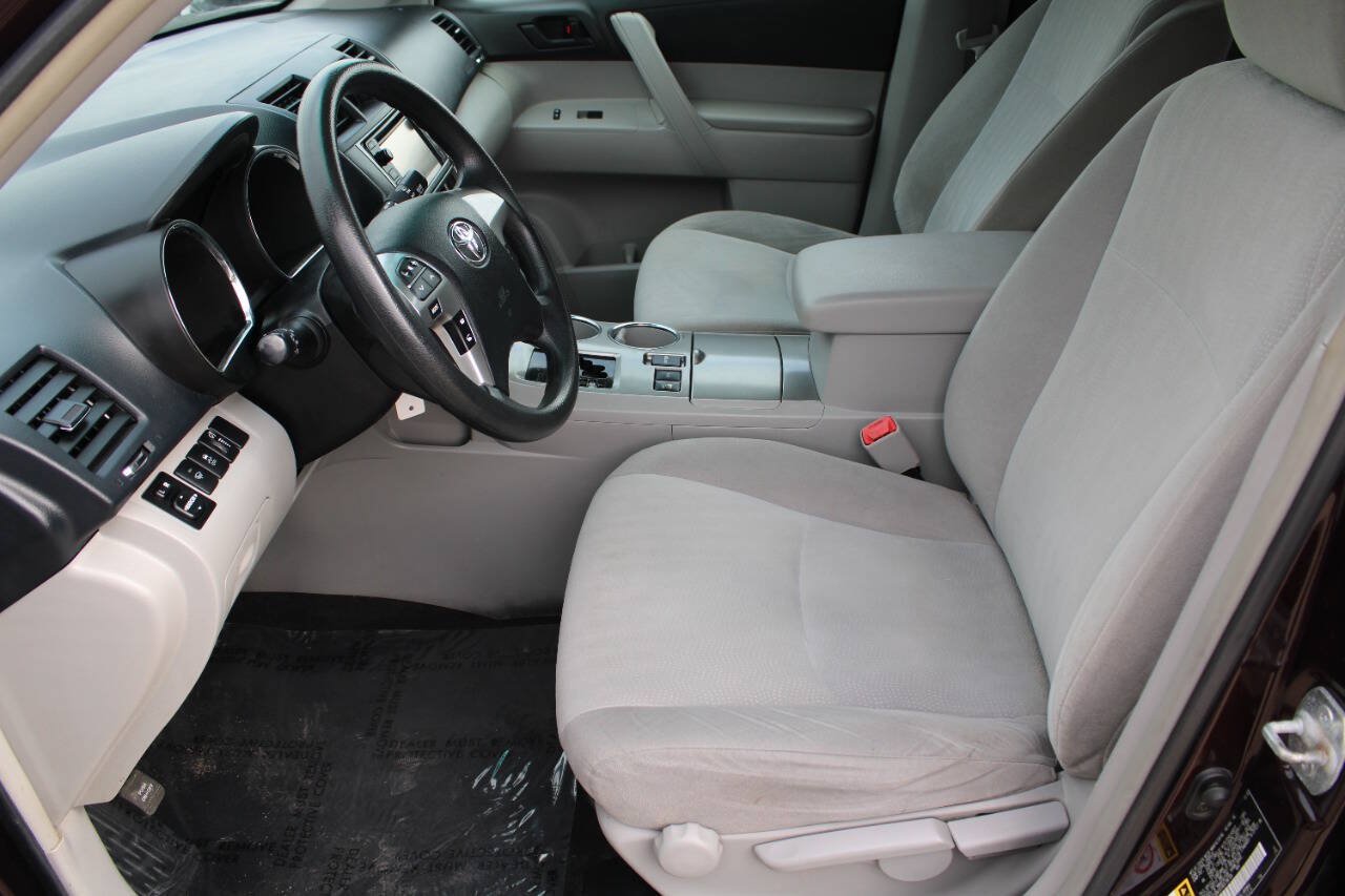 Used 2013 Toyota Highlander 4WD w/ Cold Weather Pkg image 13