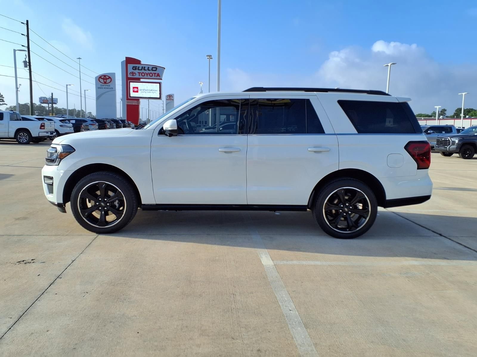 Used 2023 Ford Expedition Limited image 8