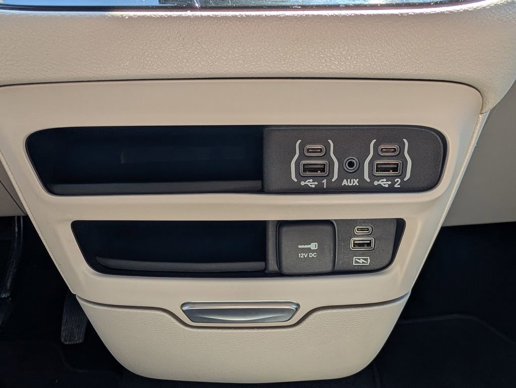 Used 2022 Chrysler Pacifica Touring-L FWD image 32