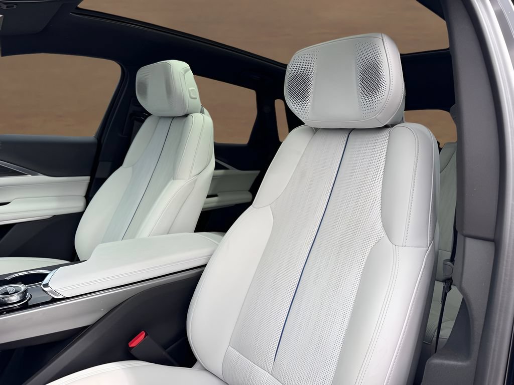Certified 2024 Cadillac Lyriq Luxury AWD/4WD image 12