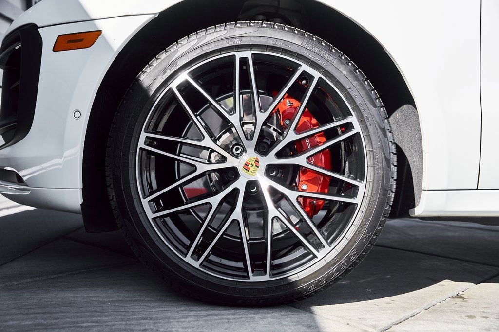 Used 2025 Porsche Macan GTS image 3