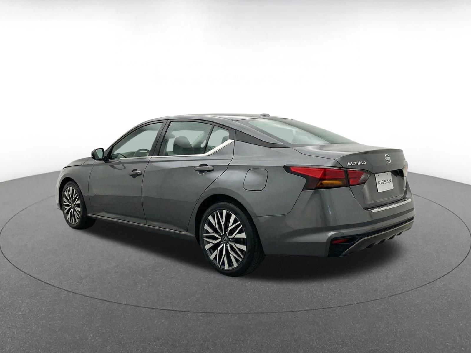 Used 2025 Nissan Altima 2.5 SV FWD image 7