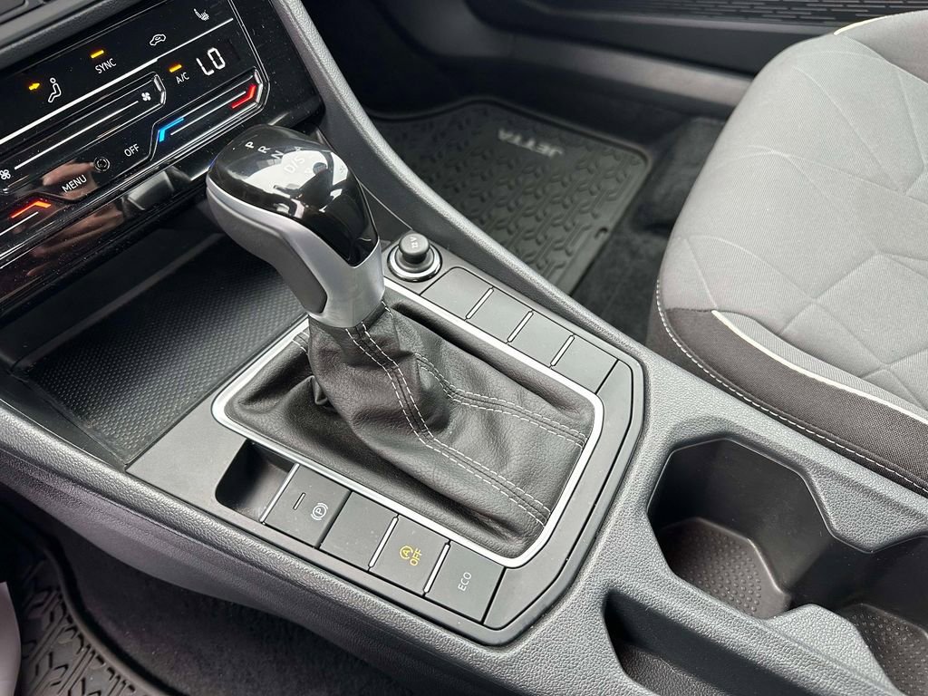 Used 2025 Volkswagen Jetta Sport image 31