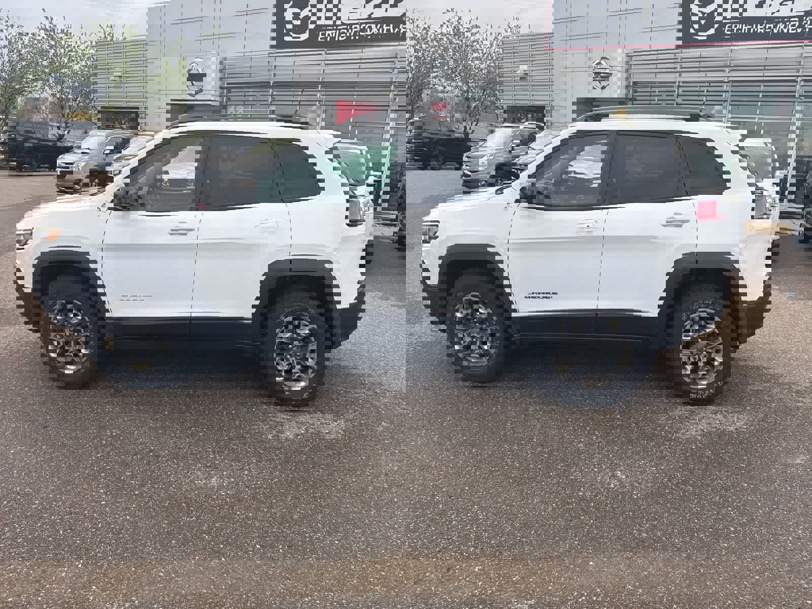 Used 2019 Jeep Cherokee Trailhawk w/ Cold Weather Group image 7