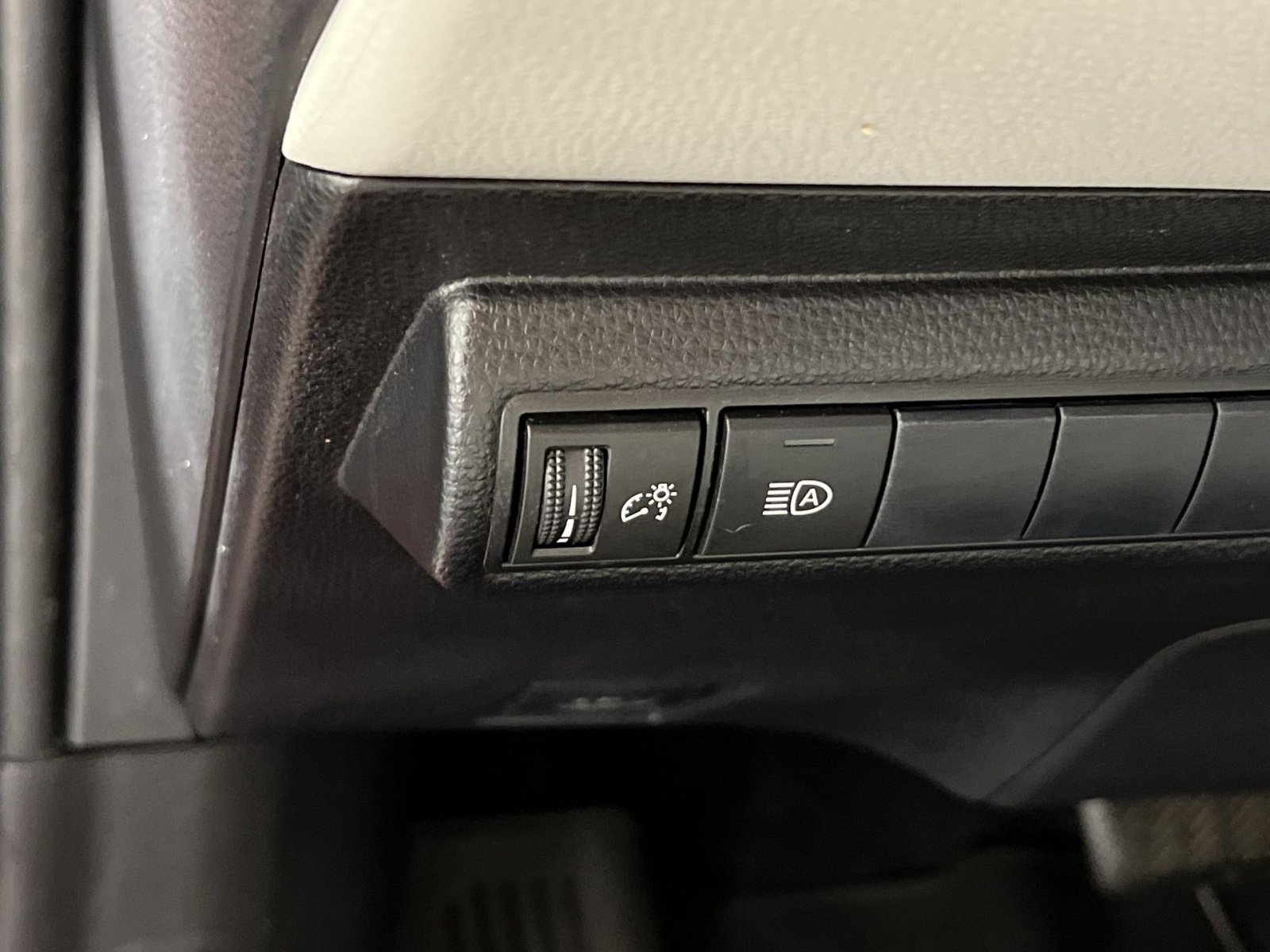 Used 2021 Toyota Corolla LE image 27