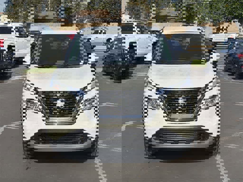 Used 2023 Nissan Rogue SV image 2