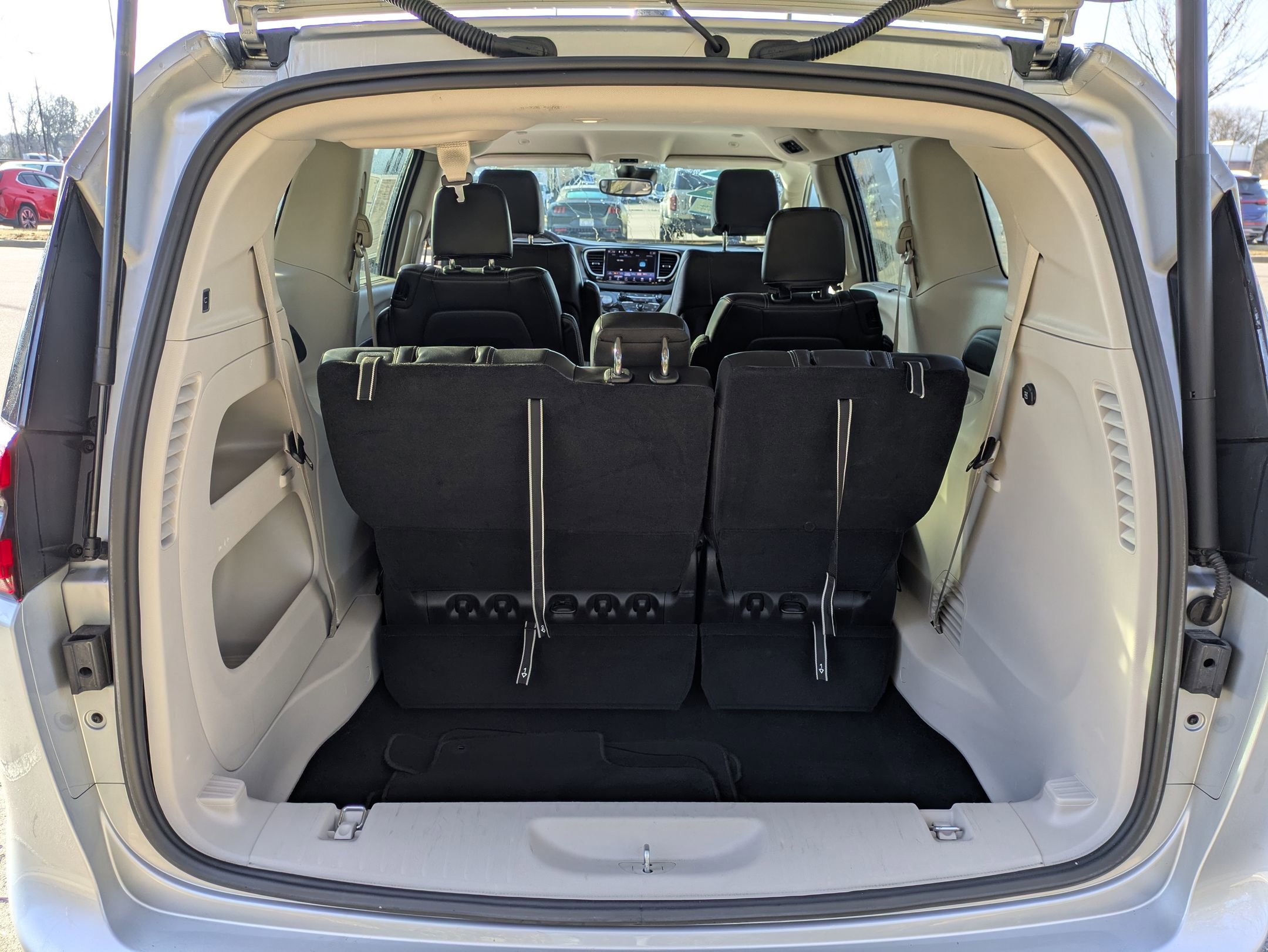 Used 2023 Chrysler Pacifica Touring-L image 30