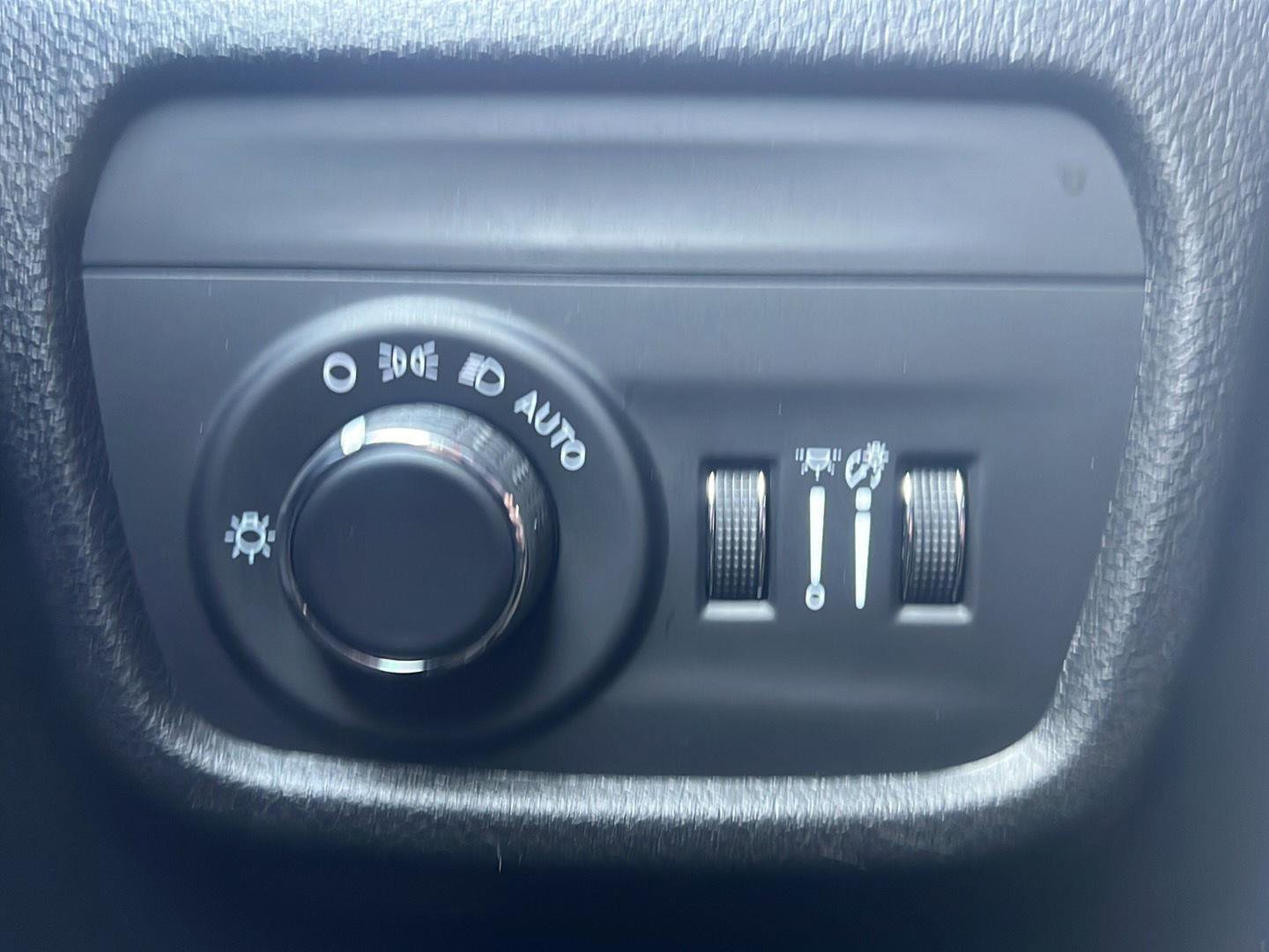 Used 2023 Jeep Grand Cherokee Laredo image 14