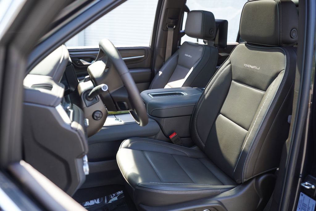 Used 2024 GMC Yukon Denali w/ Advanced Technology Package AWD/4WD image 21