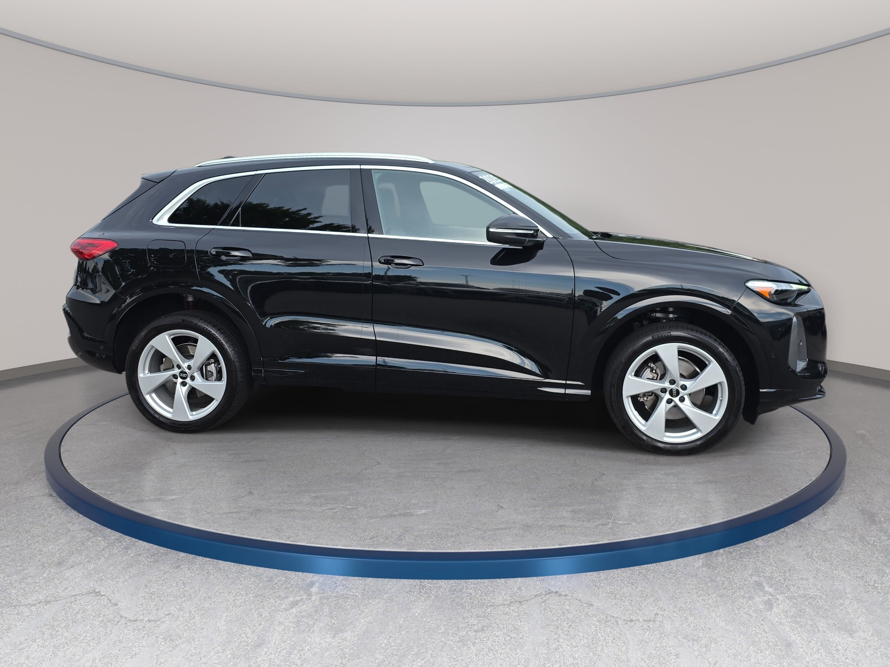 Certified 2025 Audi Q5 Premium Plus w/ Premium Plus AWD/4WD image 4