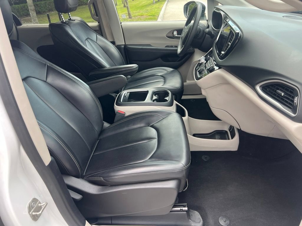 Used 2023 Chrysler Pacifica Touring-L FWD image 13