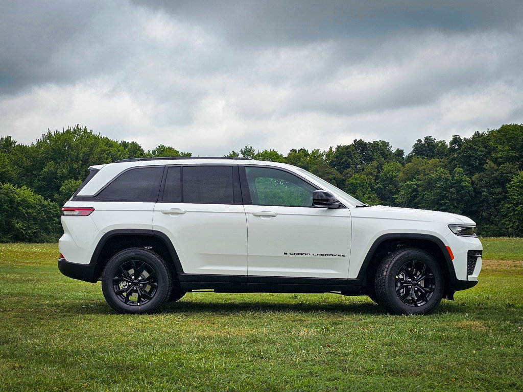 New 2026 Jeep Grand Cherokee Altitude AWD/4WD image 2