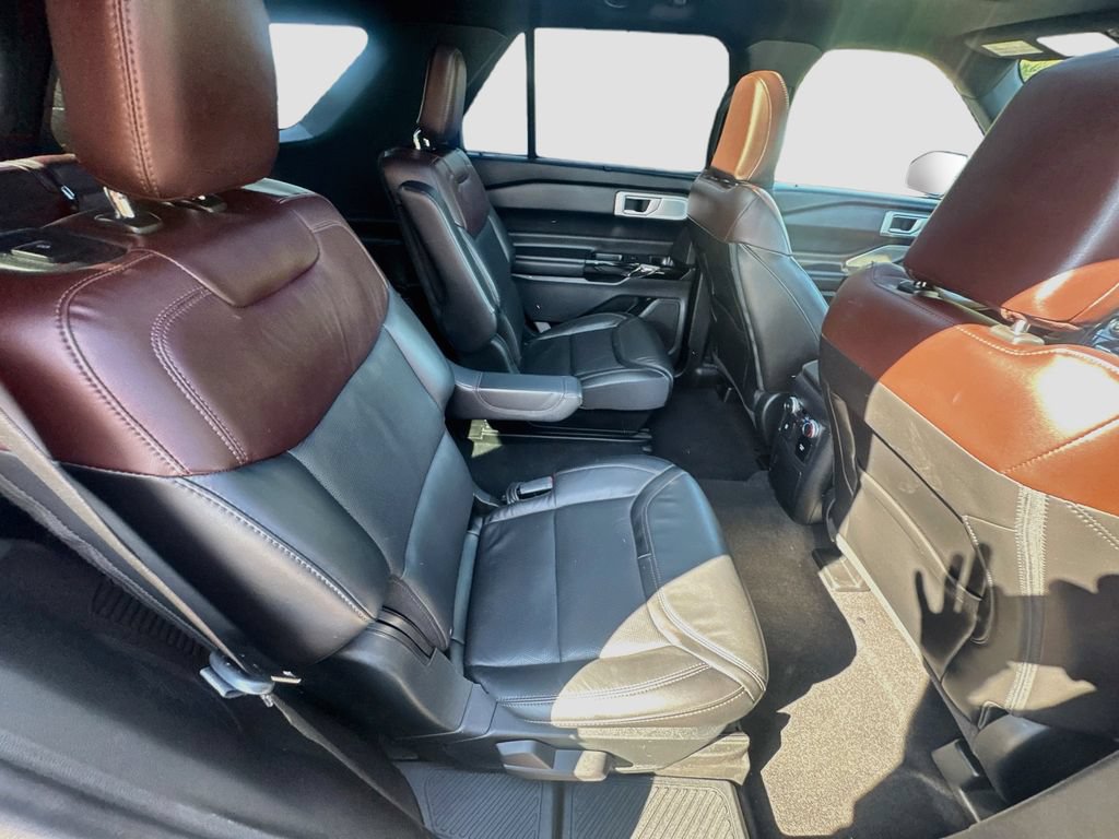 Used 2022 Ford Explorer Platinum w/ Equipment Group 601A AWD/4WD image 29