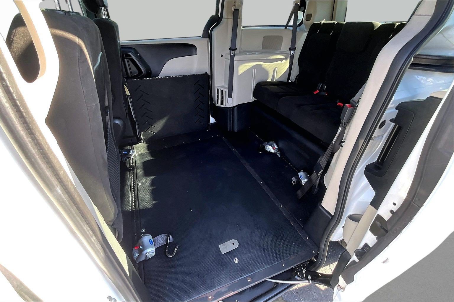 Used 2015 Dodge Grand Caravan SXT FWD image 25