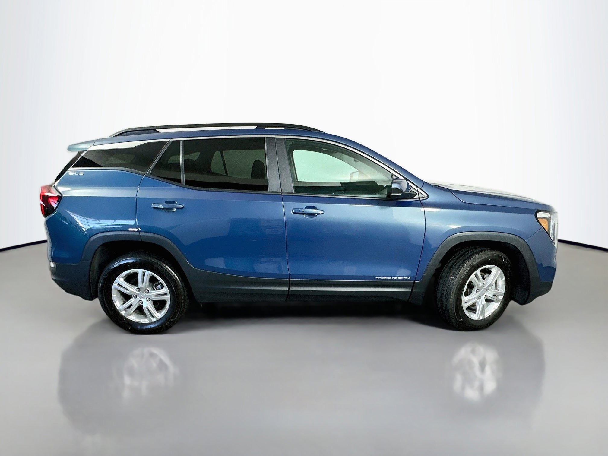 Used 2024 GMC Terrain SLE w/ Driver Convenience Package AWD/4WD image 8