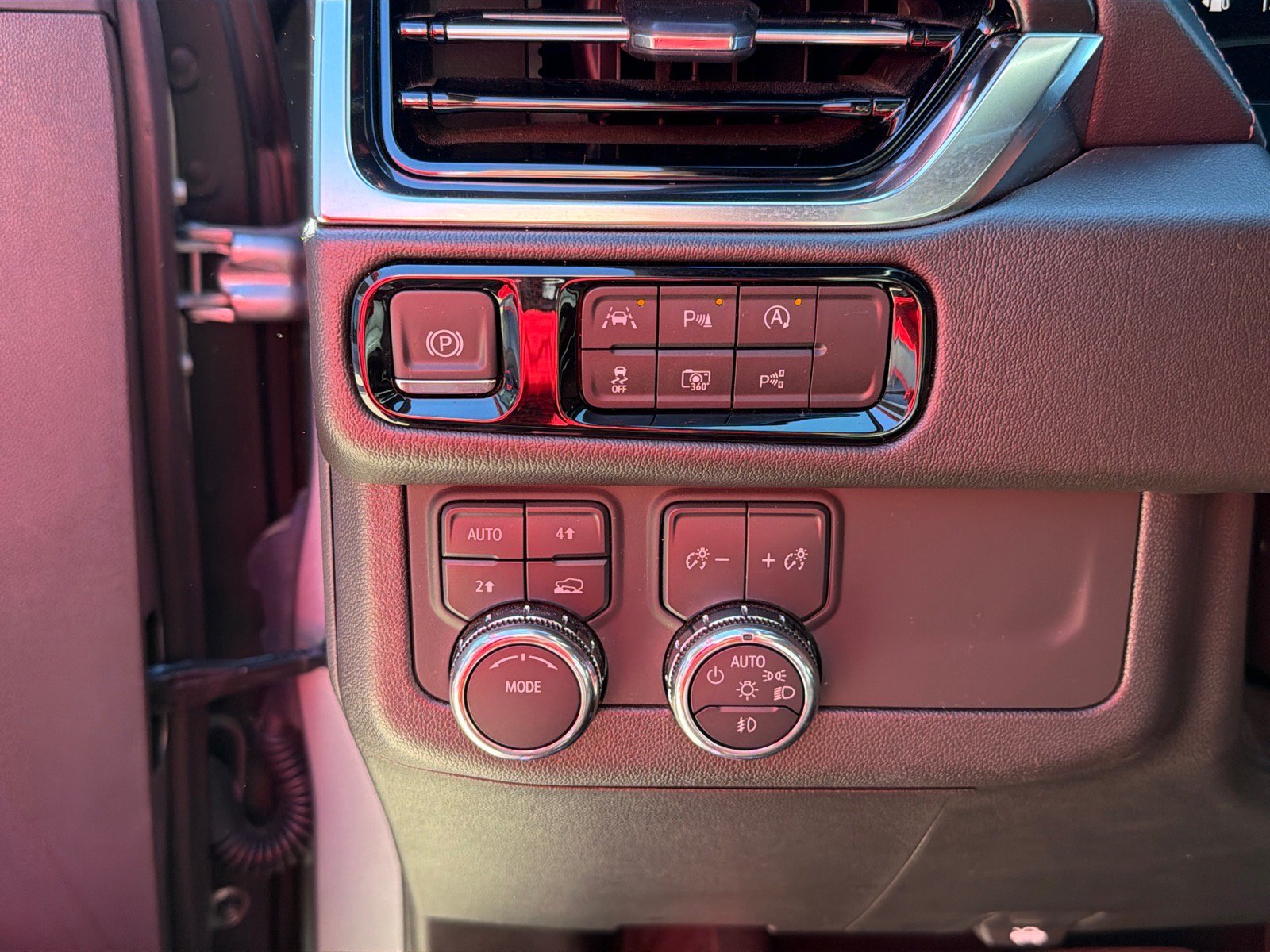 Used 2025 GMC Yukon XL Denali AWD/4WD image 13