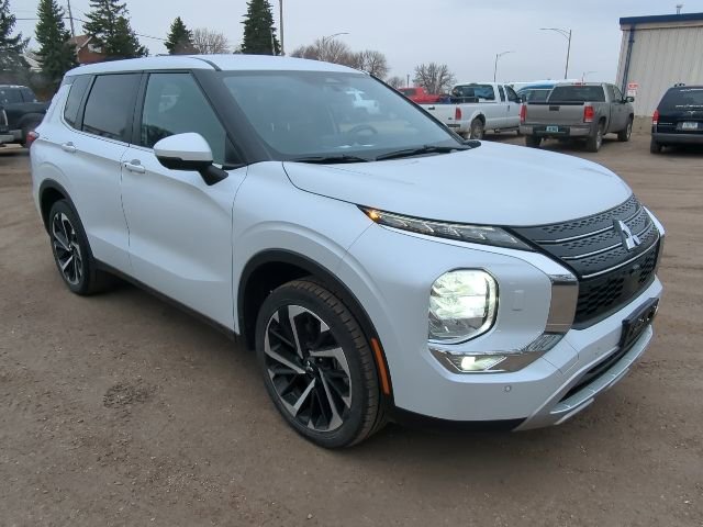 Used 2024 Mitsubishi Outlander SE image 2