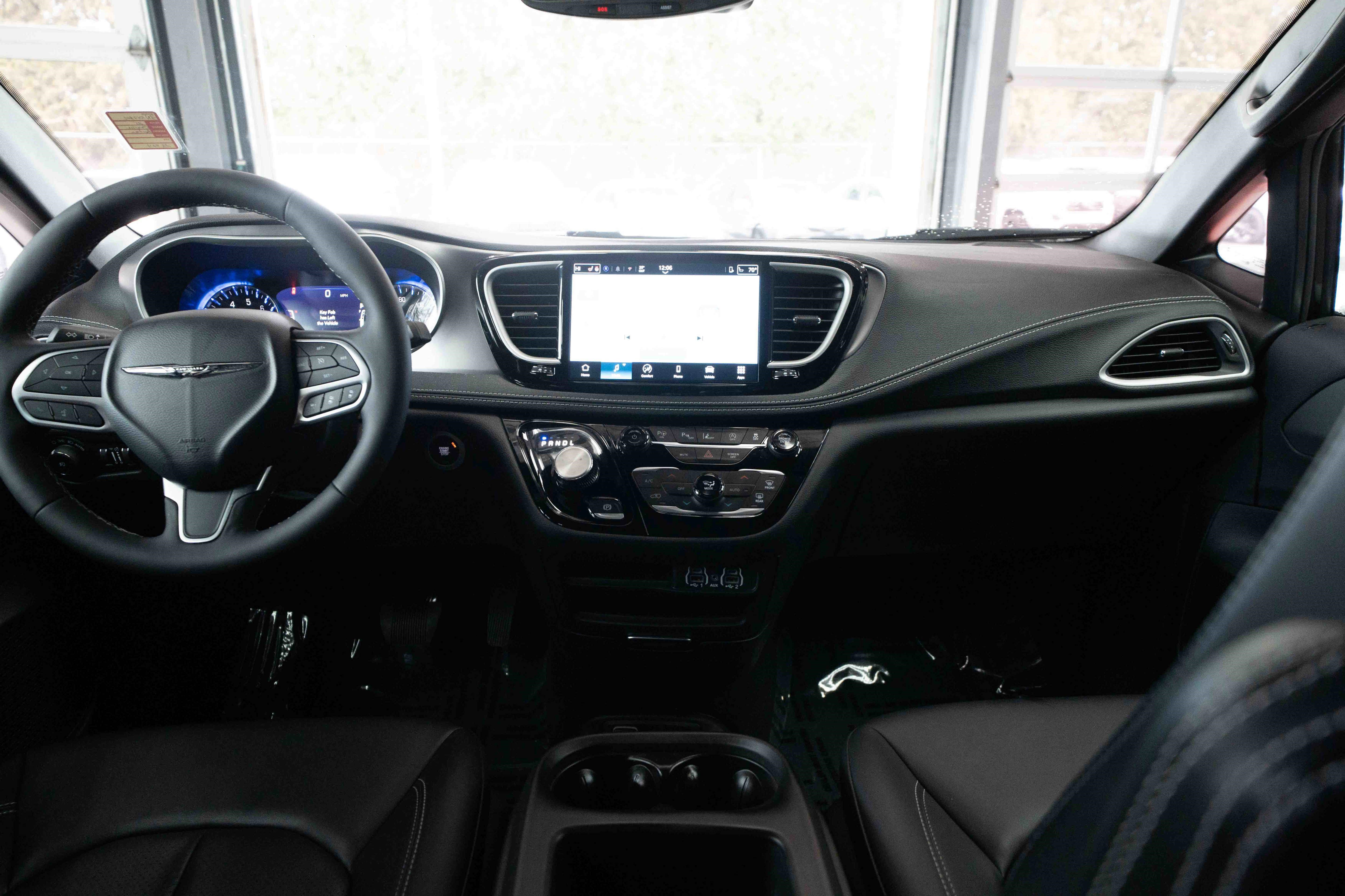 Used 2025 Chrysler Pacifica Select image 20