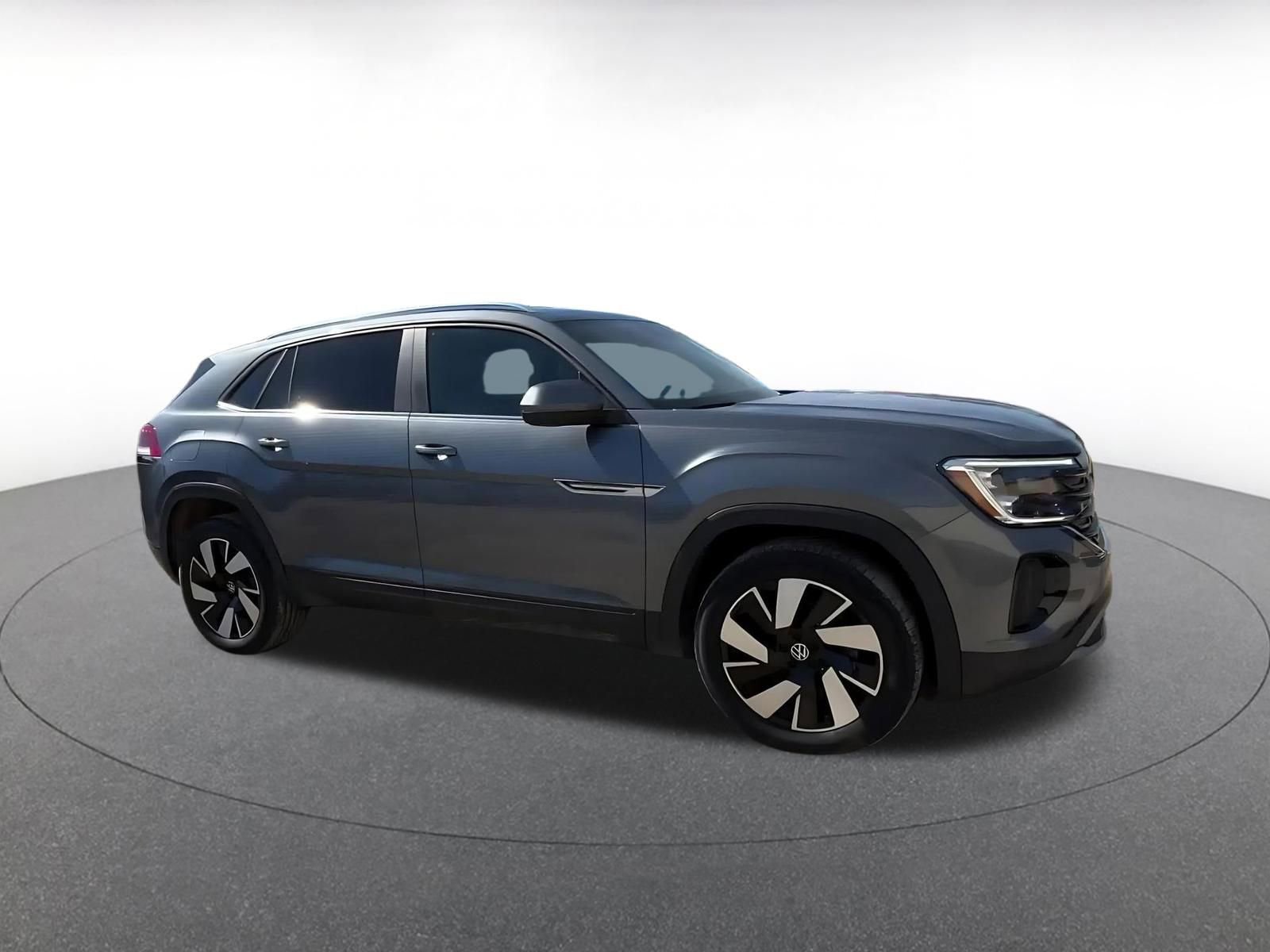Used 2025 Volkswagen Atlas Cross Sport SE image 2