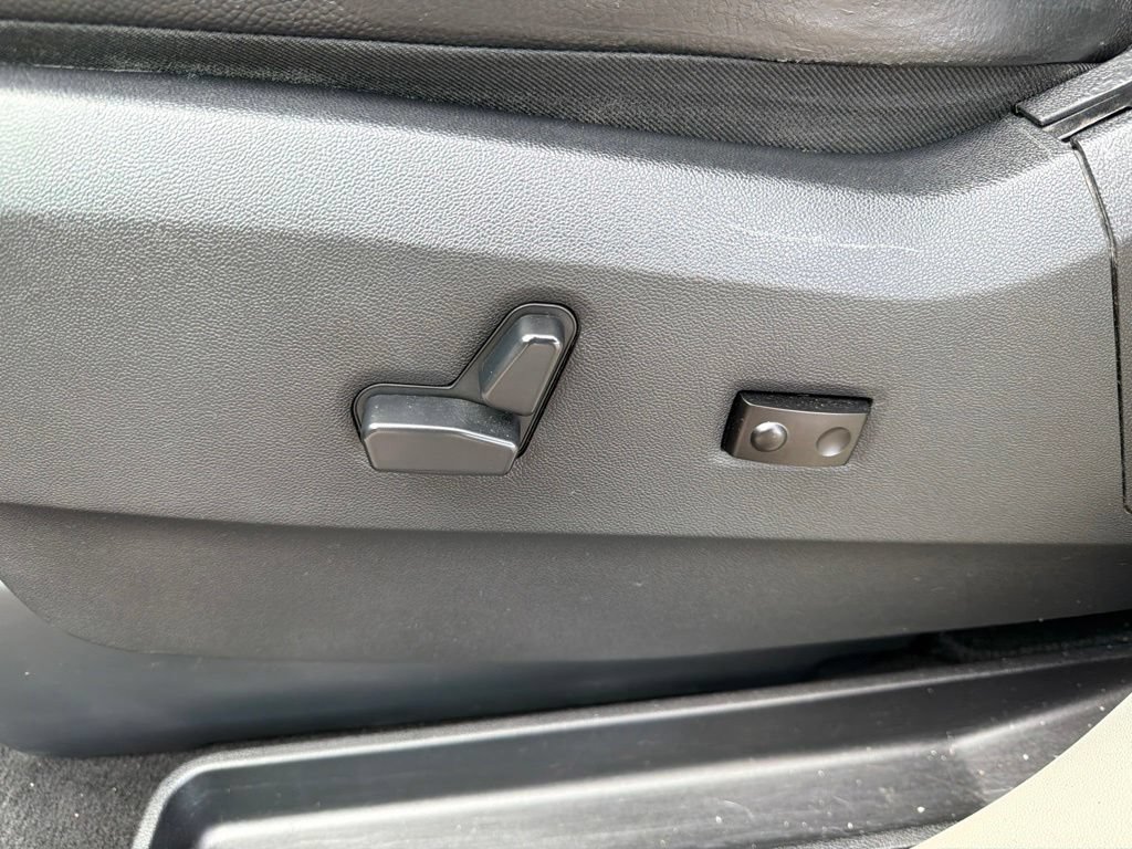 Used 2014 Chrysler Town & Country Touring FWD image 14