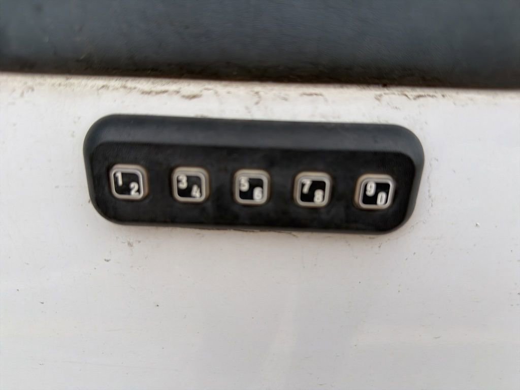 Used 2011 Ford F150 XLT w/ XLT Chrome Pkg image 13