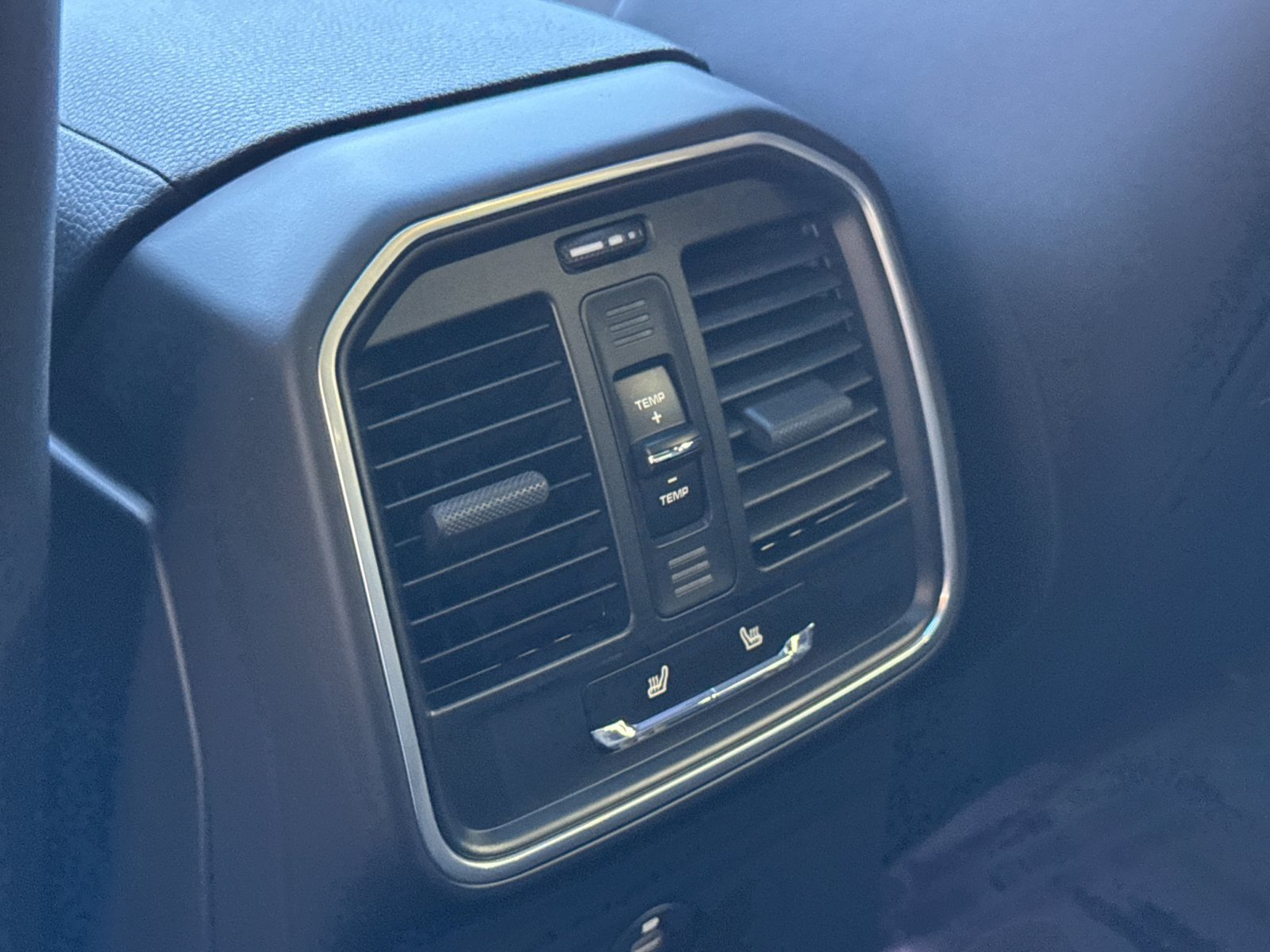 Certified 2025 Porsche Macan AWD/4WD image 15