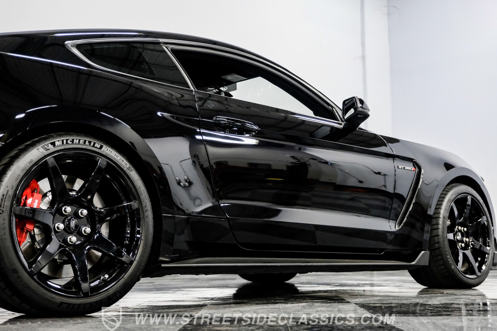 Used 2020 Ford Mustang Shelby GT350R w/ GT350R Equipment Group 920A RWD image 28