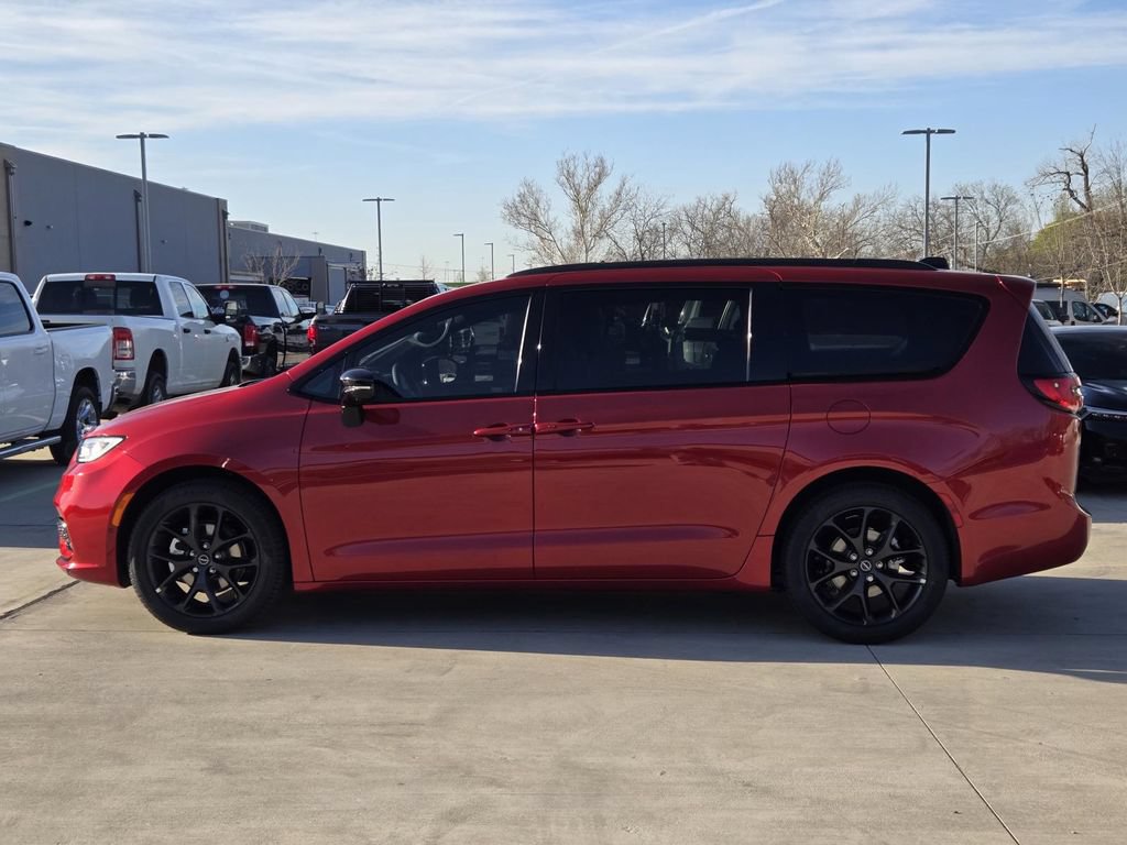 New 2026 Chrysler Pacifica Limited w/ S Appearance Package FWD image 2