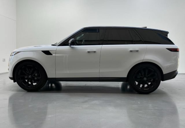 Used 2025 Land Rover Range Rover Sport SE AWD/4WD image 3