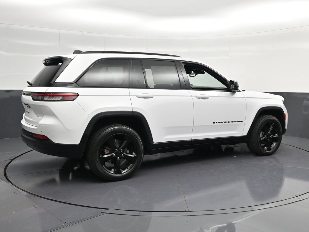 Used 2024 Jeep Grand Cherokee Altitude AWD/4WD image 3