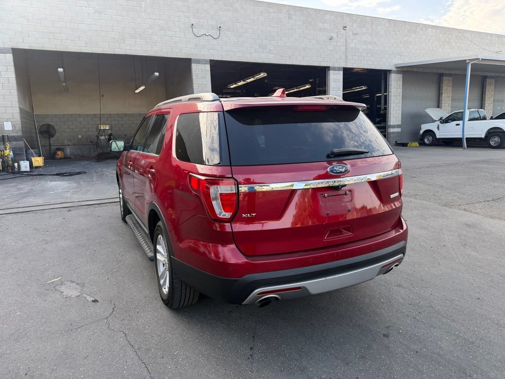 Used 2017 Ford Explorer XLT w/ Equipment Group 202A FWD image 4