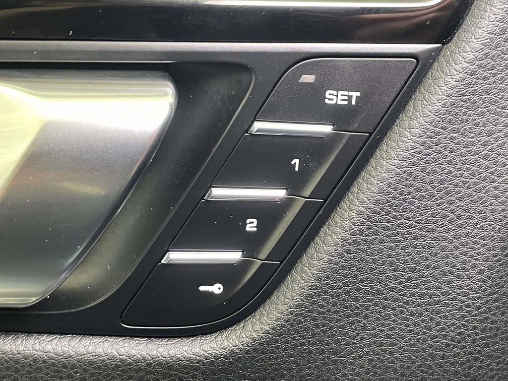 Certified 2022 Porsche Macan AWD/4WD image 37