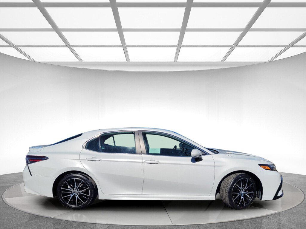 Used 2023 Toyota Camry SE image 3
